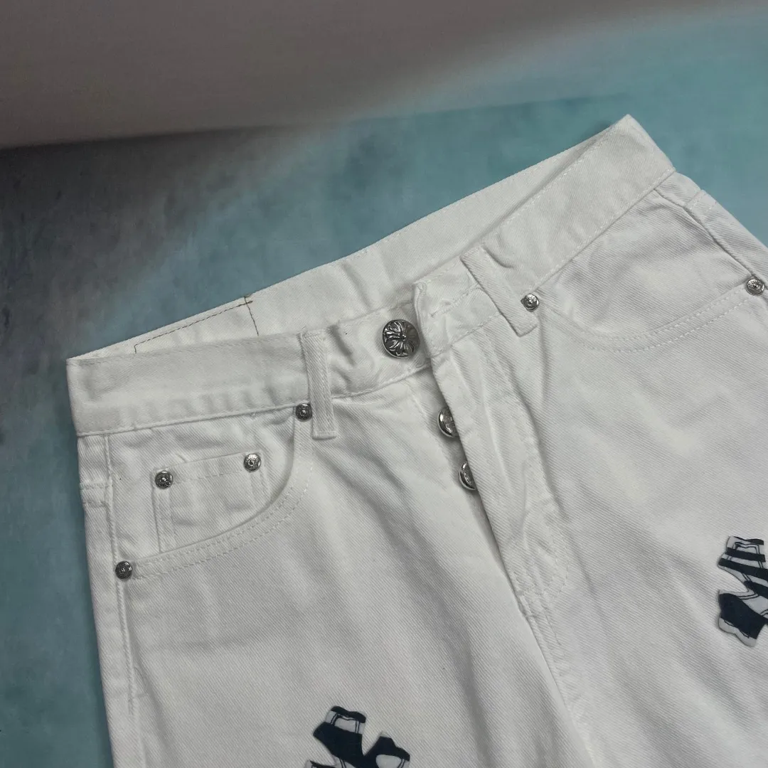 🅿️280 🔘Style No.-KL132 🔘Cro Heart𝐂𝐡𝐫𝐨𝐦𝐞 𝐇𝐞𝐚𝐫𝐭 24SS British limited edition white and apple green patchwork zebra jeans* Trendsetters in the fashion circle, Croix Heart is out again! This pair of white jeans that combines apple green with zebra-print leather is simply the “rebellious elf” in the fashion world. It’s just for you who don’t want to follow the crowd. Look at this fabric. The main part is white denim. It's soft and super tough. It's breathable. You won't sweat when you wear it in summer, and it won't deform no matter how much you toss it around. The combination of apple green and zebra pattern is made of top-quality leather. The zebra pattern is like magic, three-dimensional and lifelike. The apple green is as fresh as if it was just picked from spring. The leather is so soft that it is perfectly spliced ​​with the white denim. Looking at this version again, it is completely "tailor-made" for our figure. As soon as the high waist is worn, the waistline moves up instantly and the leg length becomes 2.8 meters in seconds. The straight design is super considerate and hides all the little worries about your leg shape, allowing you to walk with wind and full aura. The details of Crow's heart have always been at the "king bomb" level. The iconic hardware, buttons, and zipper pullers are all carefully selected from high-quality metals. Their deep luster is super attractive and they are also extremely durable and will not fade no matter how you use them. The small leather brand label hides a lot of ingenuity, and the texture and logo are incredibly exquisite. The stitching is even more precise and neat. I am impressed by this craftsmanship! Matching is even more "the king of all-matching". Pair it with a simple white T-shirt and white shoes, which is full of freshness. The apple green and zebra prints immediately pop out, and the American street style is easy to master. It is perfect for going out or partying. Put on a black short top and Martin boots, a contrast between black and white and green, and you are so cool that you have no friends. You will be the center of attention at music festivals and fashion parties, capturing everyone's attention in minutes.  Size: S M L XL (28.30.32.34) Color: White